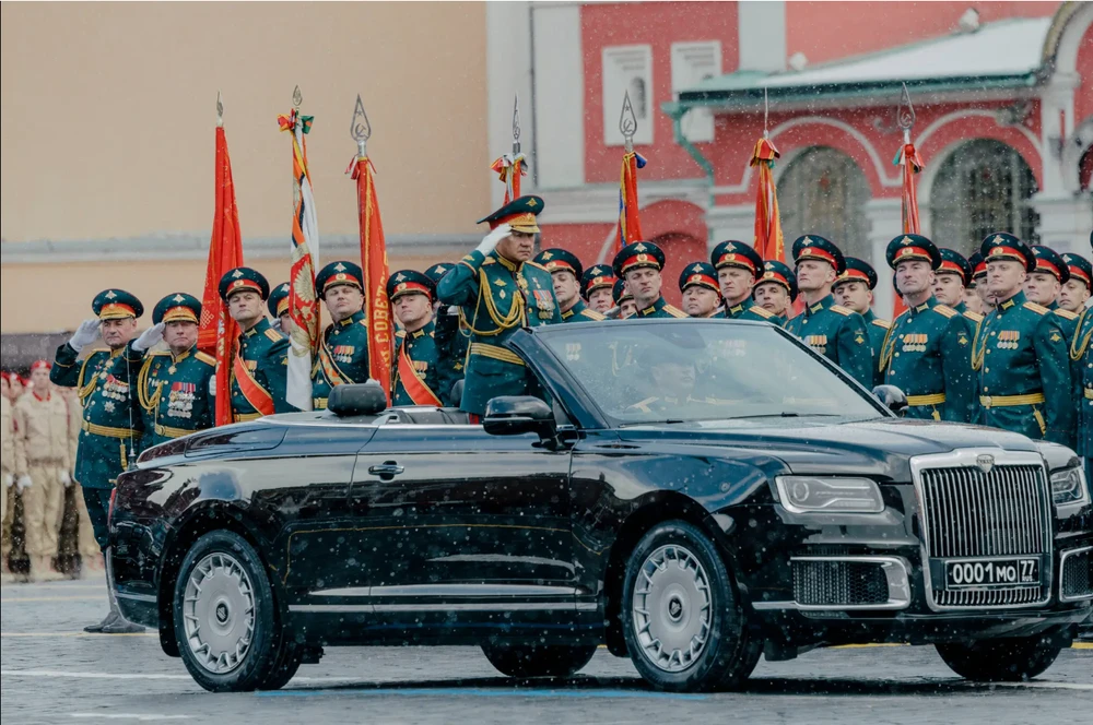 Ông Sergei Shoigu khi còn làm Bộ trưởng Bộ Quốc phòng Nga trong lễ duyệt binh mừng Ngày chiến thắng hôm 9-5. Ảnh: THE NEW YORK TIMES Chuyện gì đang xảy ra ở Bộ Quốc phòng Nga?