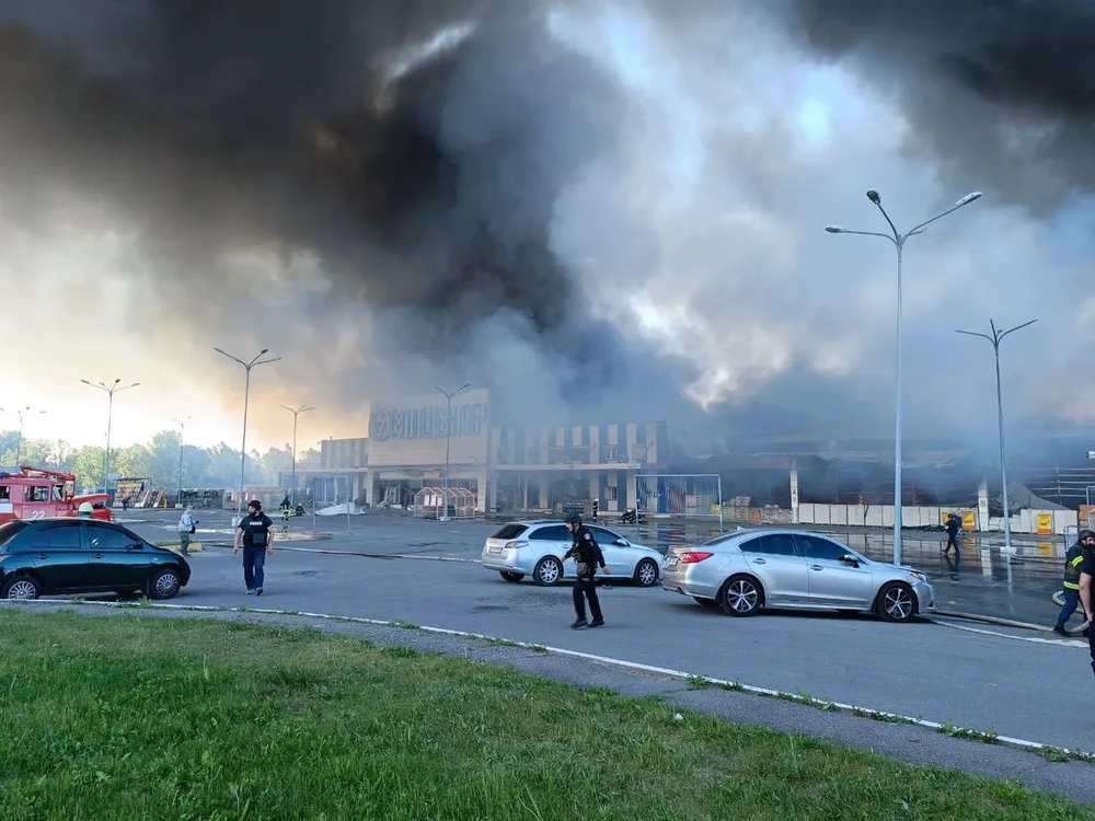 Nga đánh bom siêu thị kim khí ở TP Kharkiv khiến ít nhất 6 người thiệt mạng. Ảnh: Oleh Syniehubov/TELEGRAM Chiến sự Nga-Ukraine 26-5: Ukraine dội tên lửa Vampire vào Belgorod; Kharkiv hứng không kích suốt 12 giờ