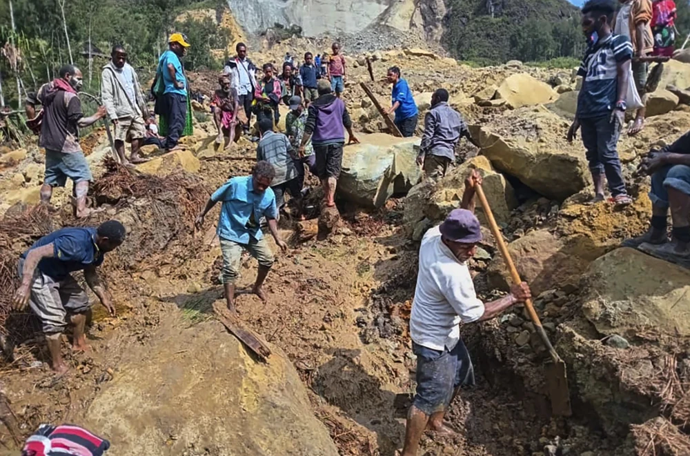 Người dân tìm kiếm người mất tích sau vụ sạt lở đất ở làng Yambali, Papua New Guinea. Ảnh: AP vụ sạt lở đất ở Papua New Guinea khiến ít nhất 670 người chết.