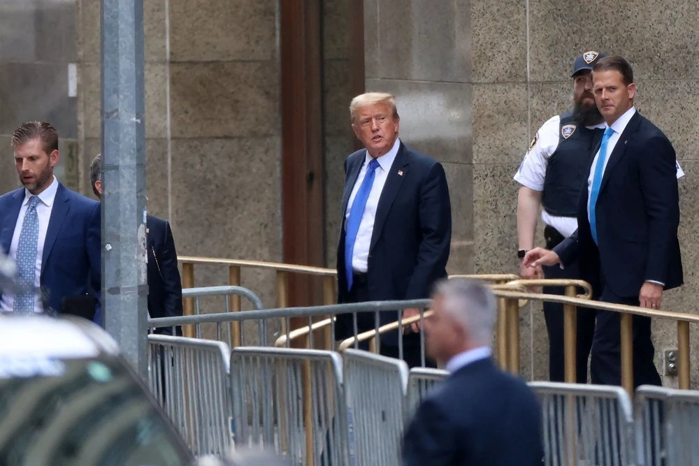Ông Trump rời tòa án sau khi bồi thẩm đoàn kết luận ông vi phạm 34 tội làm giả hồ sơ kinh doanh trong vụ chi tiền bịt miệng sao khiêu dâm Stormy Daniels. Ảnh: AFP/ GETTY IMAGES donald-trump-pham-toi-vu-chi-tien-bit-mieng-sao-khieu-dam-new-york.jpg