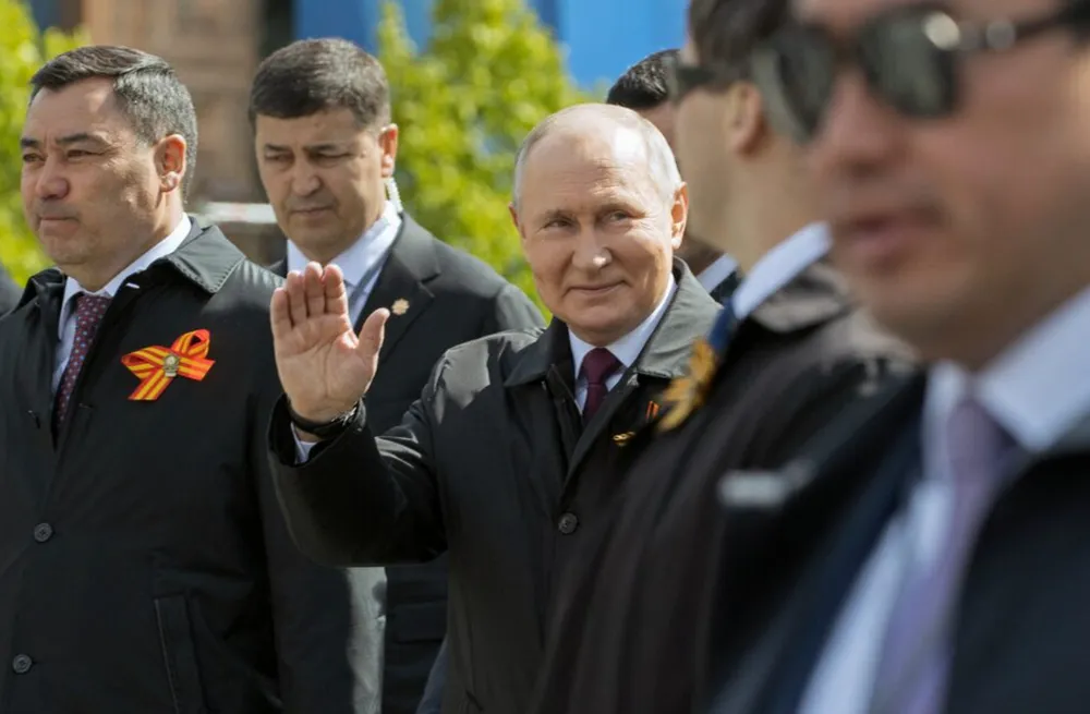 Ông Putin được cho là đã mặc áo chống đạn trong lễ duyệt binh mừng Ngày Chiến thắng. Ảnh: REUTERS Điện Kremlin bí mật siết chặt an ninh bảo vệ ông Putin