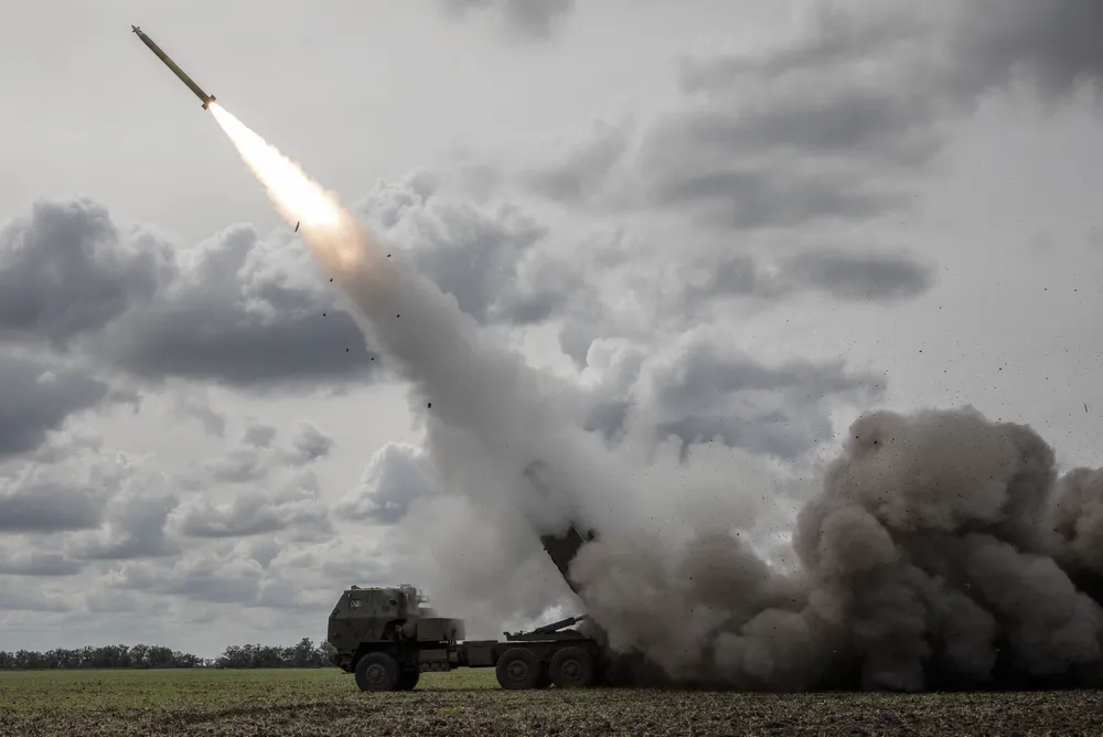 Ukraine được cho là đã dùng hệ thống pháo phản lực pháo phản lực bắn loạt cơ động cao (HIMARS) do Mỹ cung cấp bắn vào lãnh thổ Nga. Ảnh: THE WALL STREET JOURNAL Ukraine đã dùng vũ khí Mỹ tấn công vào đất Nga