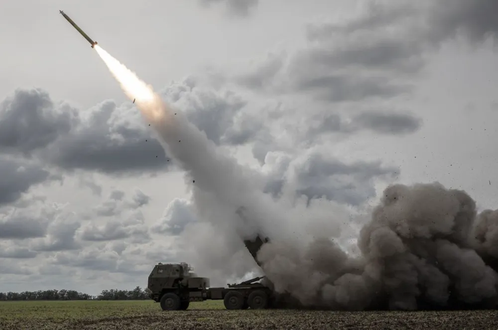 Ukraine được cho là đã dùng hệ thống pháo phản lực pháo phản lực bắn loạt cơ động cao (HIMARS) do Mỹ cung cấp tấn công lãnh thổ Nga. Ảnh: THE WALL STREET JOURNAL Nga yêu cầu Hội đồng Bảo an họp khẩn vụ Ukraine dùng vũ phương Tây tấn công lãnh thổ Nga.
