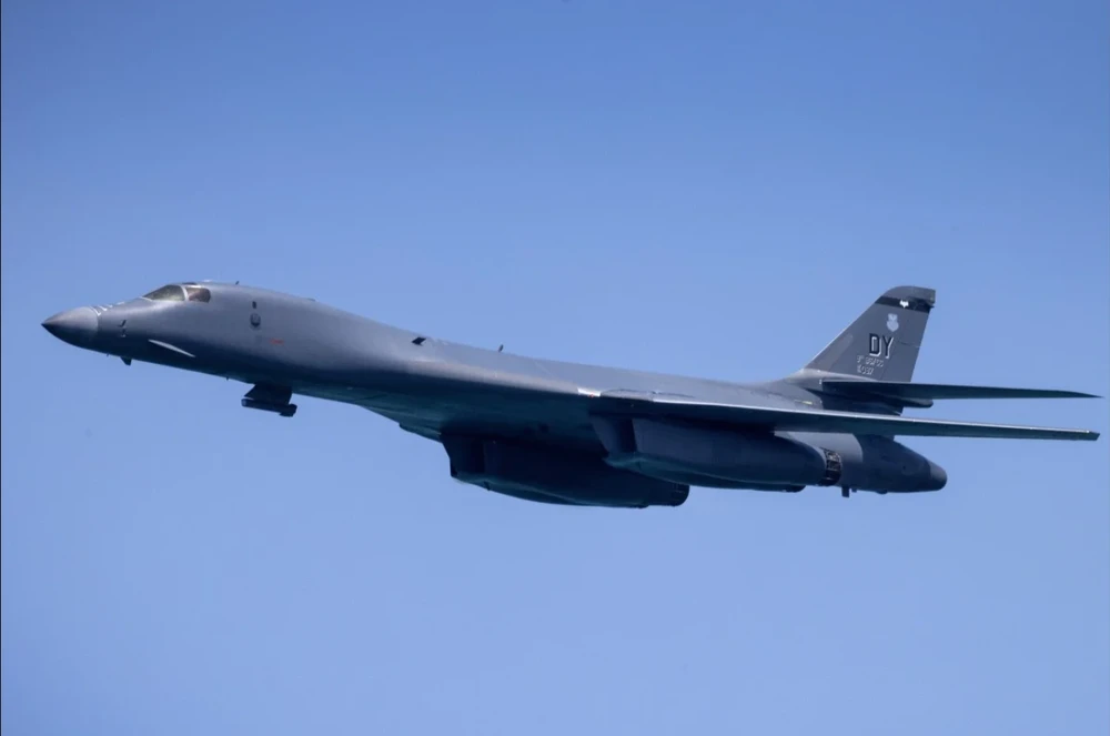 Máy bay ném bom B-1 Lancer của Mỹ đã tham gia cuộc tập trận ném bom chung cùng với Không quân Hàn Quốc. Ảnh: EPA-EFE My-tap-tran-nem-bom-ran-de-trieu-tien.png
