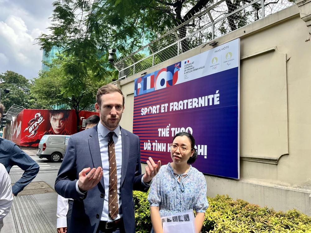 Phó Tổng Lãnh sự Pháp tại TP.HCM Grégory Robert giới thiệu triển lãm “Thể thao và Tình hữu nghị”.