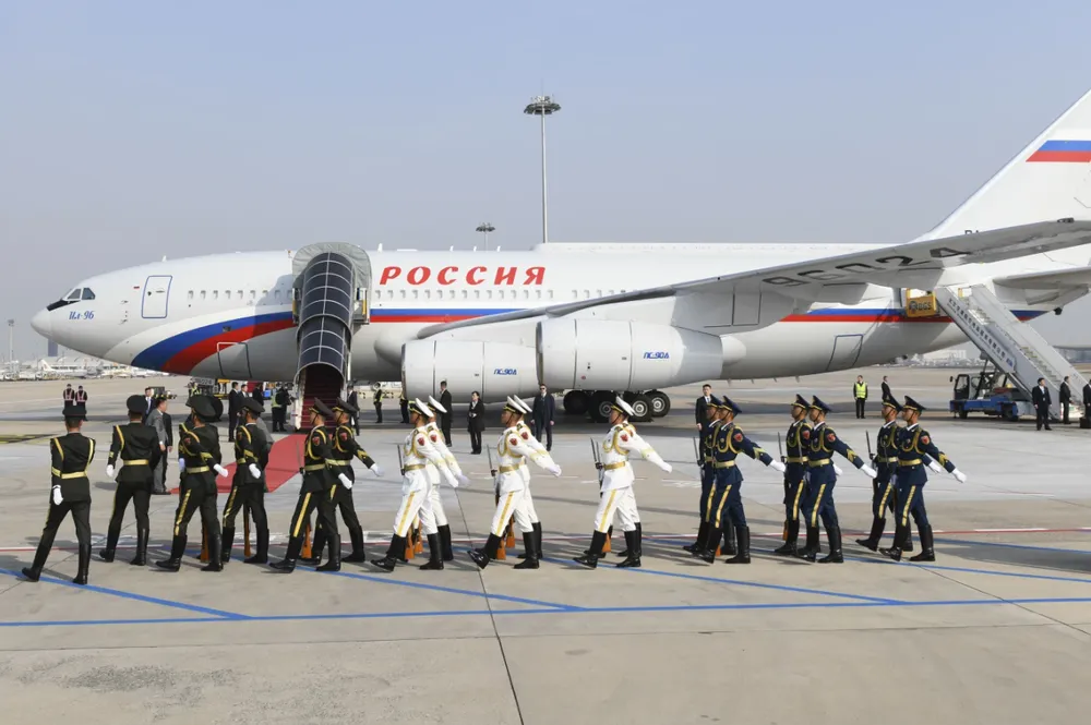 Máy bay chở ông Putin hạ cánh tại sân bay quốc tế Bắc Kinh (Trung Quốc) vào ngày 17-10-2023. Ảnh: AP độ an toàn máy bay chở ông Putin