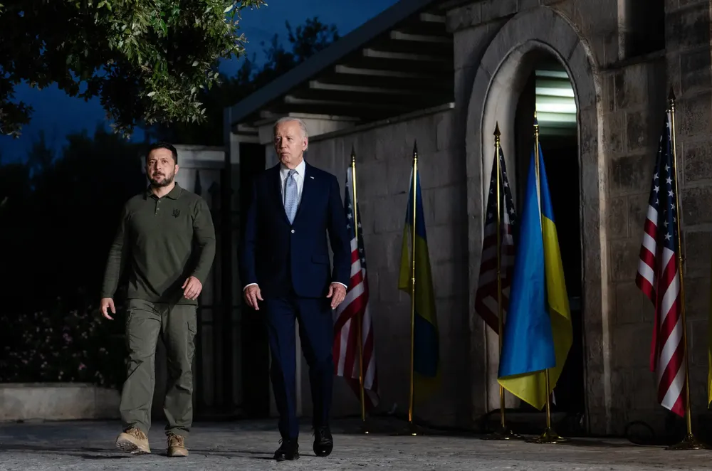 Tổng thống Ukraine Volodymyr Zelensky (trái) và Tổng thống Mỹ Joe Biden ký thỏa thuận an ninh kéo dài 10 năm tại thượng đỉnh G7 được tổ chức tại Ý hôm 13-6. Ảnh: THE NEW YORK TIMES Chiến sự Nga-Ukraine 14-6: Donetsk ‘rực lửa’