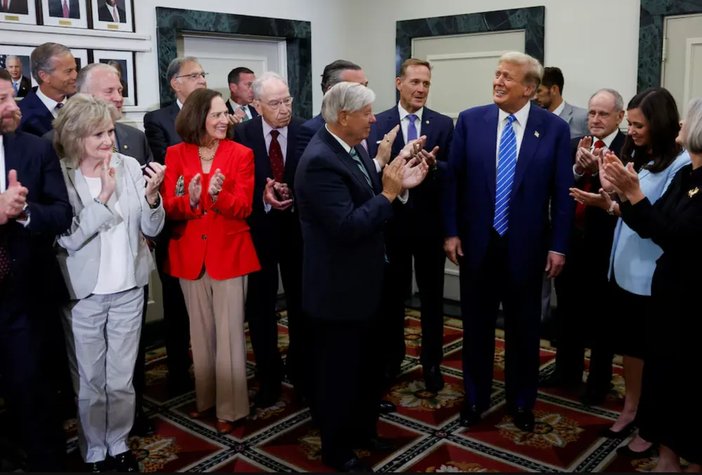 Cựu Tổng thống Mỹ Donald Trump được các thành viên đảng Cộng hòa tại Quốc hội chúc mừng sinh nhật. Ảnh: REUTERS Cựu Tổng thống Mỹ Donald Trump được các thành viên đảng Cộng hòa tại Quốc hội chúc mừng sinh nhật.
