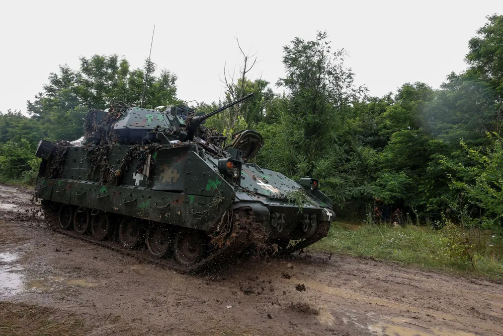 Lính Ukraine lái xe chiến đấu Bradley tại mặt trận tỉnh Zaporizhzhia hồi tháng 6-2023. Ảnh: REUTERS Độc lạ cách Ukraine dùng xe chiến đấu Bradley do Mỹ gửi