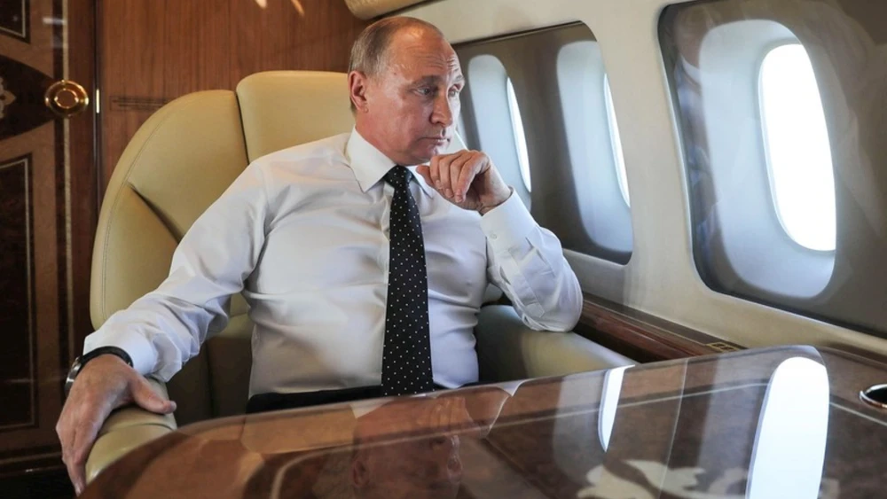 Tổng thống Nga Vladimir Putin ngồi trên chuyên cơ. Ảnh: SPUTNIK Chuyên cơ chở Tổng thống Nga Vladimir Putin được mệnh danh là “Điện Kremlin trên không”