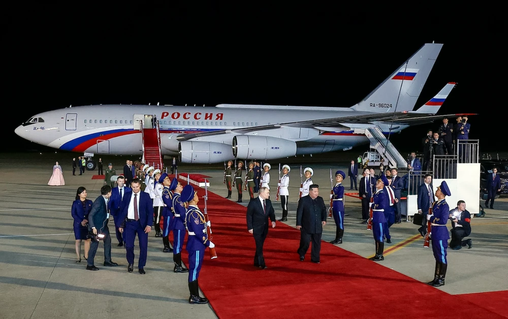 Chuyên cơ chở Tổng thống Nga Vladimir Putin hạ cánh tại Bình Nhưỡng (Triều Tiên) hôm 18-6. Ảnh: AP Chuyên cơ chở Tổng thống Nga Vladimir Putin được mệnh danh là “Điện Kremlin trên không”