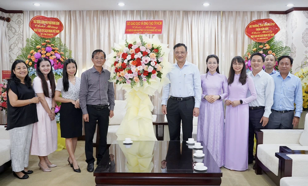 Nhiều cơ quan, đơn vị thăm báo Pháp Luật TP.HCM