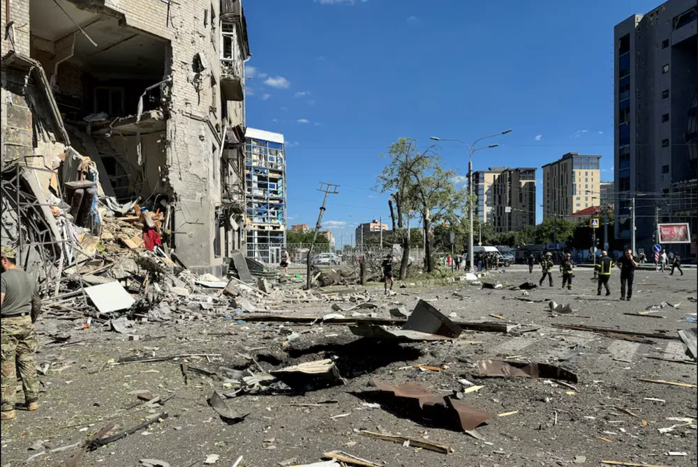 TP Kharkiv bị Nga tấn công hôm 22-6. Ảnh: REUTERS Chiến sự Nga-Ukraine 23-6: Rộ tin căn cứ không quân Nga bị đột nhập