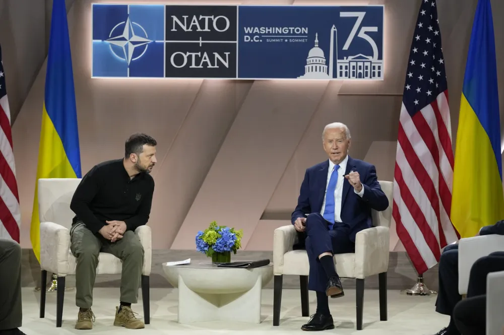 Tổng thống Mỹ Joe Biden (phải) trong cuộc gặp với người đồng cấp Ukraine Volodymyr Zelensky bên lề Hội nghị Thượng đỉnh NATO ngày 11-7. Ảnh: AP chien-su-nga-ukraine-12-7-2024.png