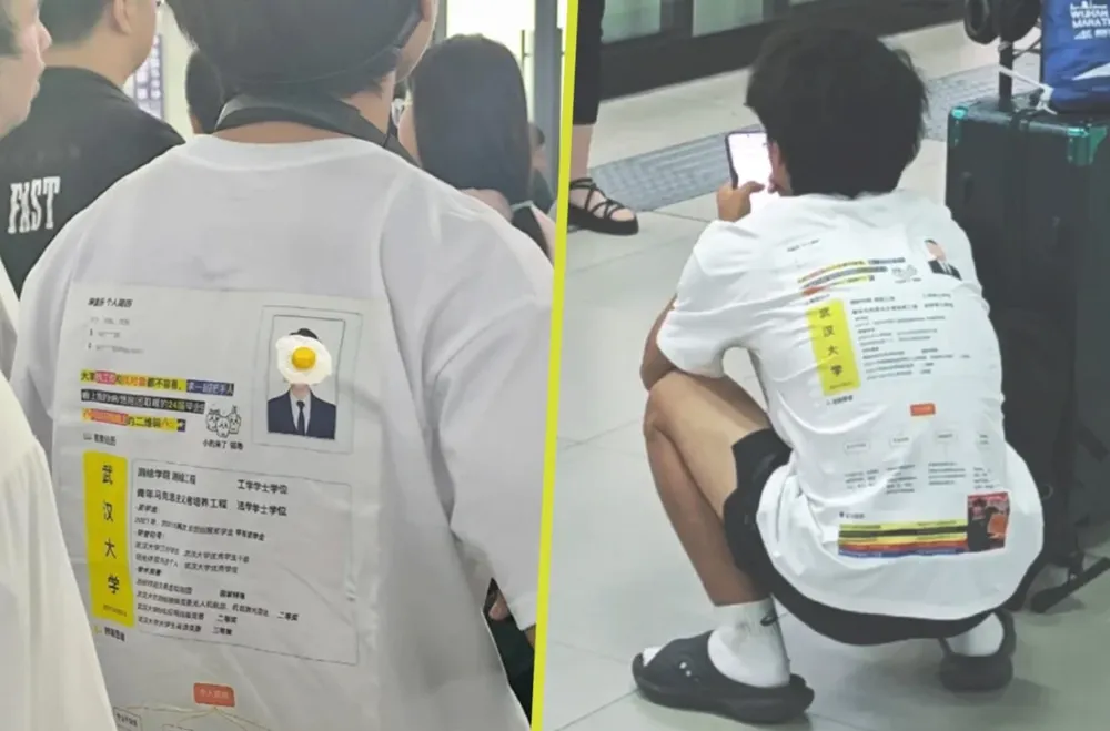 Anh Song Jiale in sơ yếu lý lịch lên áo phông để kiếm việc làm. Ảnh: SCMP/TIỂU HỒNG THƯ In sơ yếu lý lịch lên áo phông, thanh niên thất nghiệp kiếm được việc làm