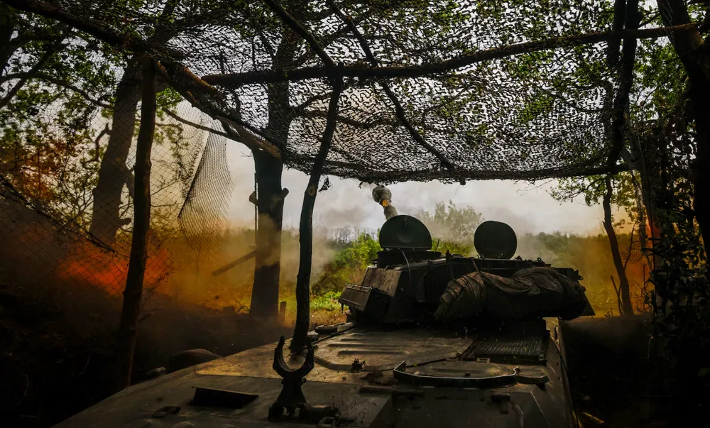 Lính Ukraine ở ngoại ô Kupiansk (tỉnh Kharkiv) khai hỏa về phía Nga. Ảnh: REUTERS Chiến sự Nga-Ukraine 14-7: Nga nã tên lửa Iskander-M vào ga tàu Ukraine; Ukraine tiết lộ chiến thuật Nga ở Donetsk