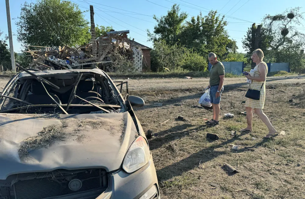 Hậu quả của cuộc tấn công tên lửa Nga tại làng làng Budy (tỉnh Kharkiv) ngày 13-7. Ảnh: REUTERS Chiến sự Nga-Ukraine 14-7: Nga nã tên lửa Iskander-M vào ga tàu Ukraine; Ukraine tiết lộ chiến thuật Nga ở Donetsk