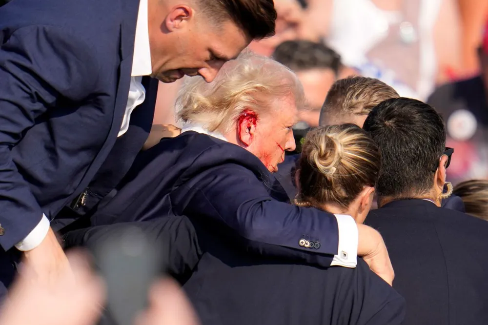 Cựu Tổng thống Mỹ Donald Trump bị bắn khi vận động tranh cử tại TP Butler (bang Pennsylvania, Mỹ) ngày 13-7. Ảnh: AP VIDEO Thi thể nghi phạm bắn ông Trump ở trên nóc nhà