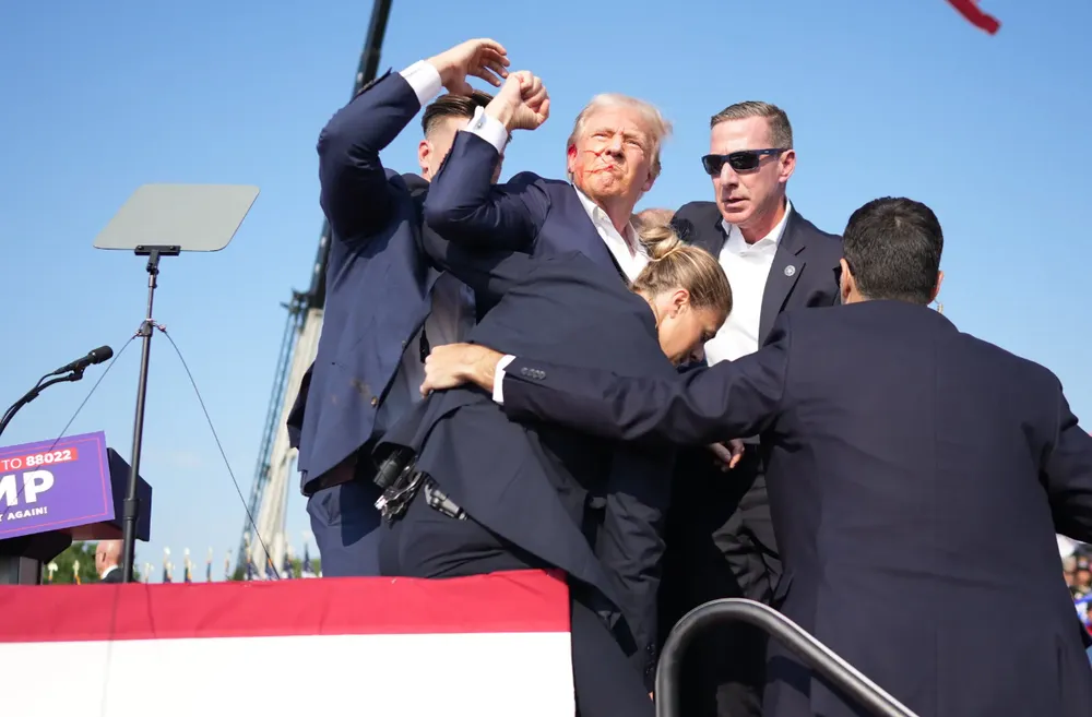 Cựu Tổng thống Donald Trump bị chảy máu tai và được hộ tống xuống khỏi sân khấu tại một cuộc vận động tranh cử ở Butler. Ảnh: THE NEW YORK TIMES Ông Trump bị chảy máu tại nơi tranh cử sau khi có âm thanh nghe như tiếng súng