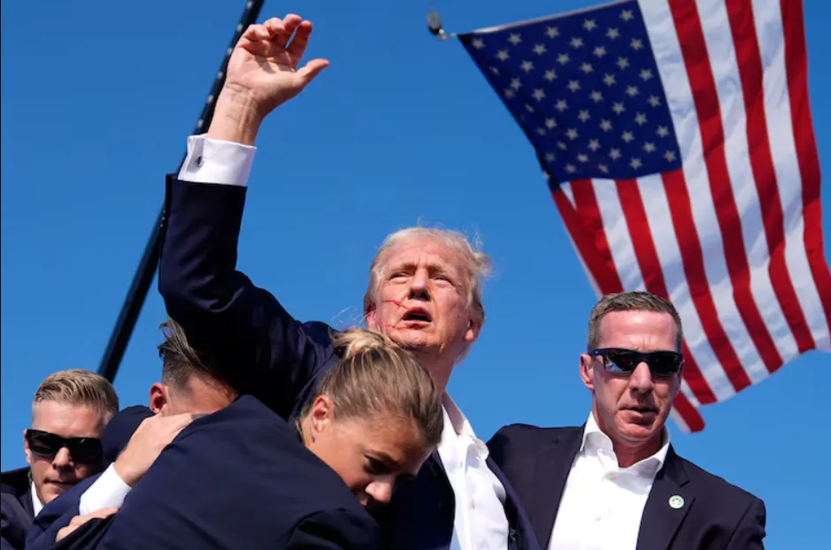 Ông Trump rời sân khấu tranh cử. Ảnh: AP Cựu Tổng thống Donald Trump bị chảy máu và được mật vụ hộ tống rời khỏi sân khấu tranh cử sau khi có tiếng súng