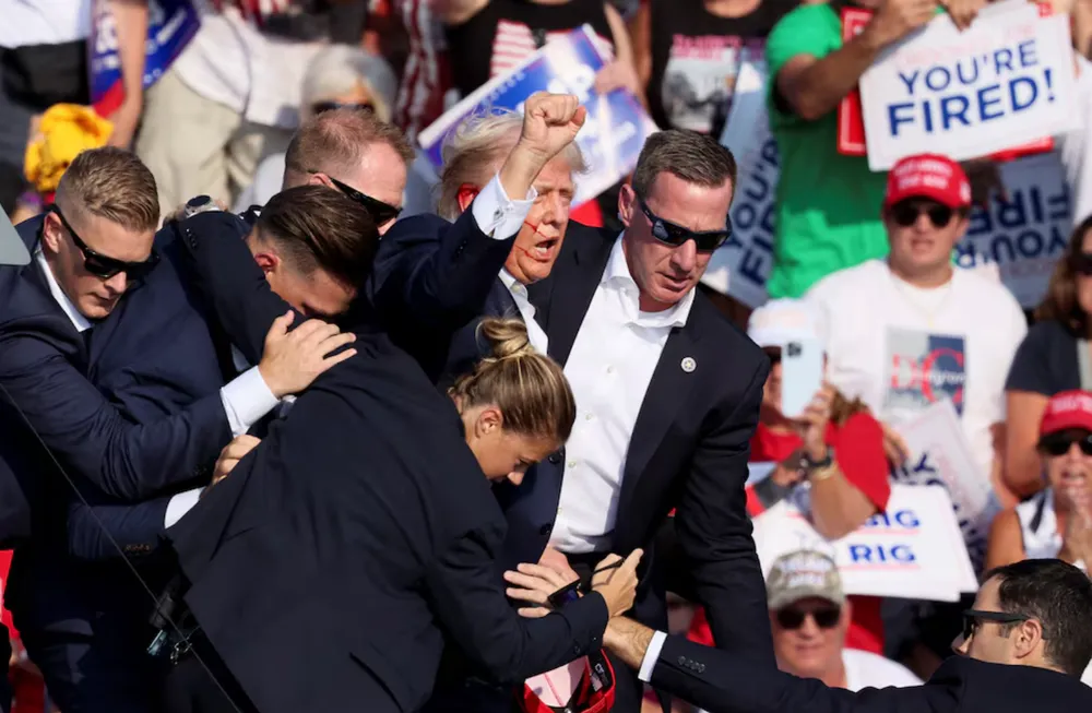 Vụ ông Trump bị ám sát đặt ra những băn khoăn về vấn đề an ninh trong việc bảo vệ yếu nhân. Ảnh: REUTERS vu-am-sat-ong-trump.png