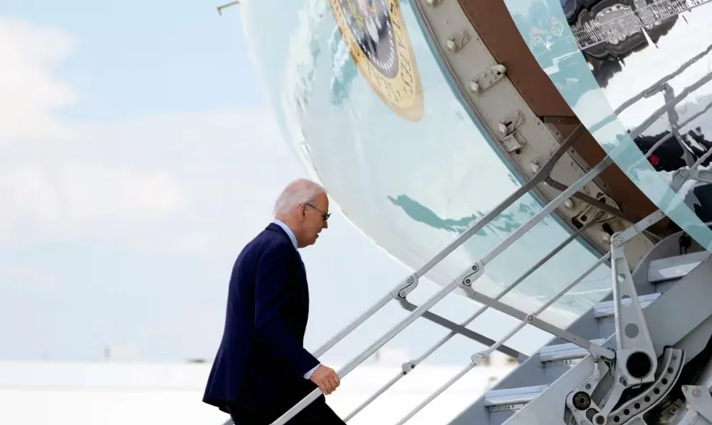Tổng thống Mỹ Joe Biden lên chuyên cơ để đi tự cách ly sau khi nhiễm COVID-19. Ảnh: AFP Ông Biden lên chuyên cơ, đi cách ly sau khi nhiễm COVID-19