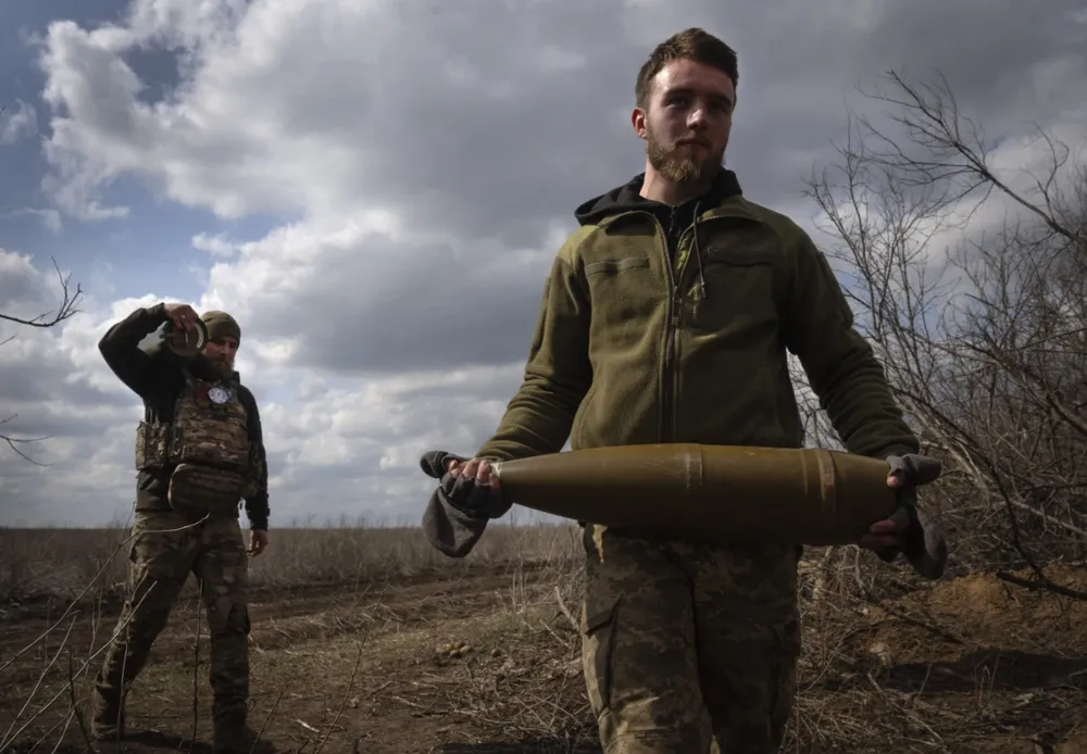 Lính Ukraine ở chiến trường Donetsk hồi tháng 3. Ảnh: AP Chiến sự Nga-Ukraine 18-7: Kharkiv ‘rực lửa’; Nga, Ukraine trao đổi 190 tù binh