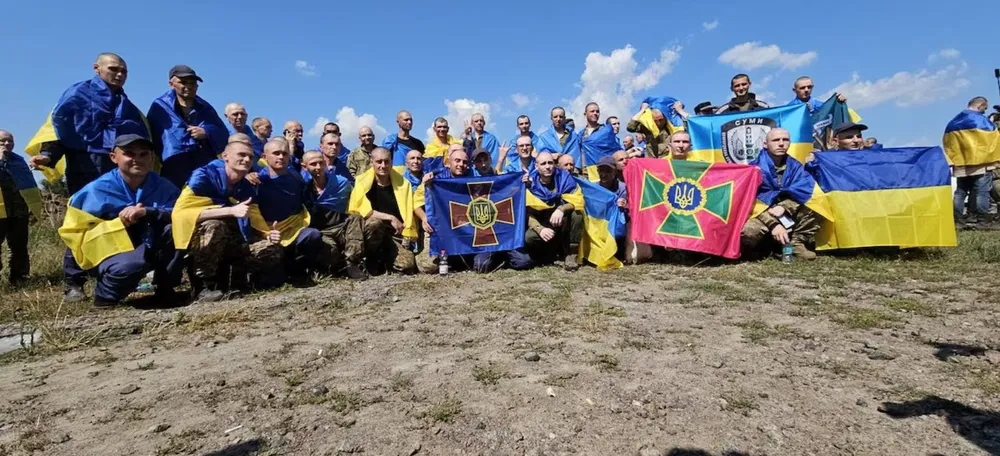 Tù binh Ukraine được trao trả hôm 17-7. Ảnh: REUTERS chien-su-nga-ukraine-18-7-2024.png