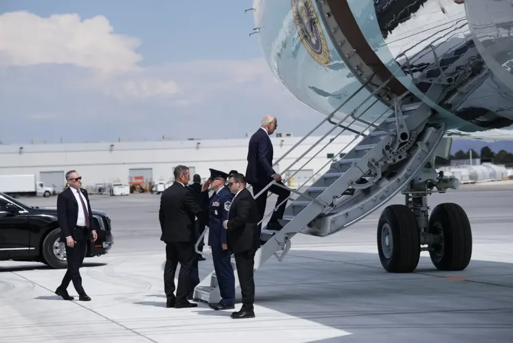 Ông Biden lên chuyên cơ rời Las Vegas bay tới nhà riêng ở Rehoboth Beach, bang Delaware (Mỹ) ngày 17-7 để tự cách ly sau khi bị nhiễm COVID-19. Ảnh: THE NEW YORK TIMES đảng dân chủ kêu gọi ông biden dừng tranh cử tổng thống
