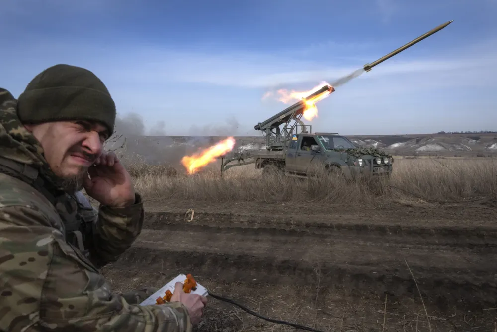 Lính Ukraine khai hỏa vào mục tiêu Nga ở Donetsk vào hồi tháng 3. Ảnh: AP Chiến sự Nga-Ukraine 22-7: Nga giành thêm đất ở Kharkiv, Luhansk; 1.500 lính Ukraine thương vong