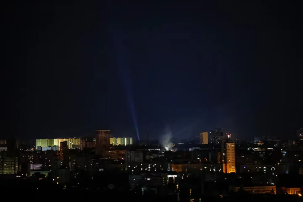 Ukraine rọi đèn pha tìm UAV Nga ở Kiev rạng sáng 21-7. Ảnh: REUTERS Chiến sự Nga-Ukraine 22-7: Nga giành thêm đất ở Kharkiv, Luhansk; 1.500 lính Ukraine thương vong
