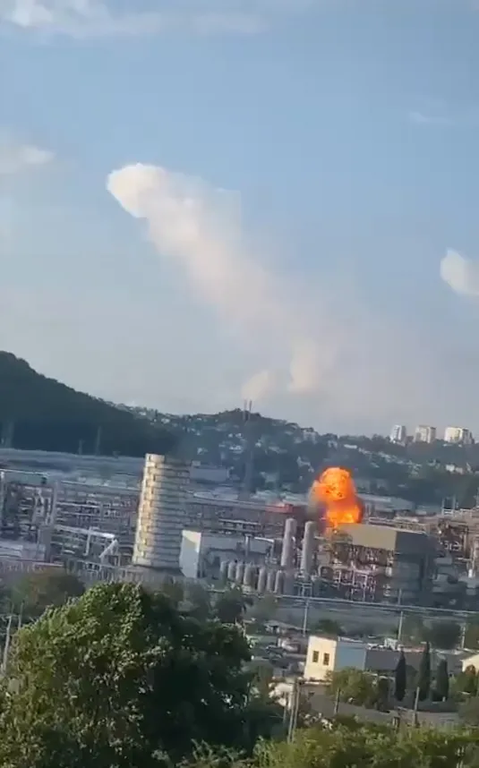 Nhà máy lọc dầu Tuapse của Nga ở tỉnh Krasnodar Krai được cho là bị UAV Ukraine tấn công ngày 22-7. Ảnh: REUTERS chien-su-nga-ukraine-23-7-2024.png