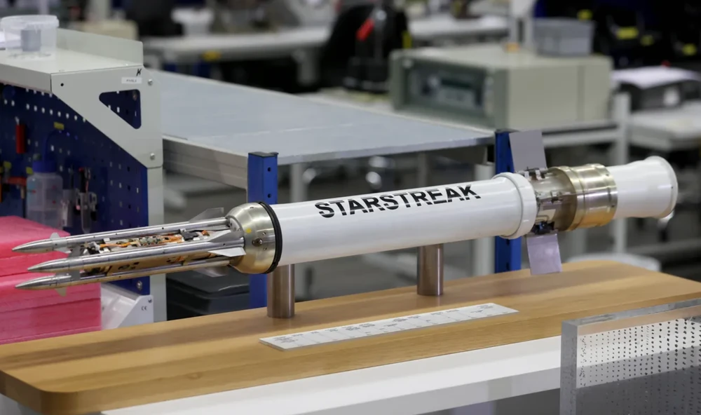 Một tên lửa Starstreak có đầu đạn giống như ba phi tiêu được trưng bày tại nhà máy sản xuất vũ khí Thales ở TP Belfast (Anh). Ten-lua-Starstreak-ukraine-nga.png