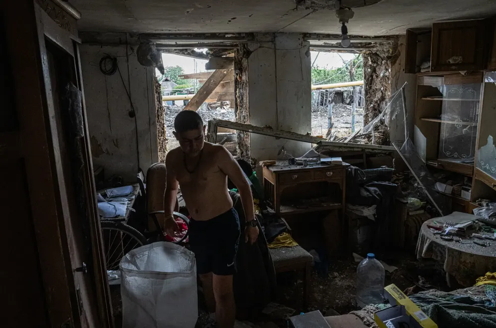 Người dân ở trong căn nhà tại TP Pokrovsk (tỉnh Donetsk) bị hư hại do Nga pháo kích hồi tháng 6. Ảnh: THE NEW YORK TIMES chien-su-nga-ukraine-29-7-2024.png
