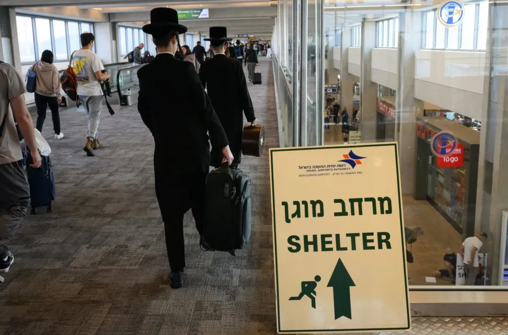 Biển chỉ dẫn đường tới một hầm tránh bom tại sân bay ở TP Tel Aviv (Israel). Ảnh: GETTY IMAGES ham-tranh-bom-israel.jpg