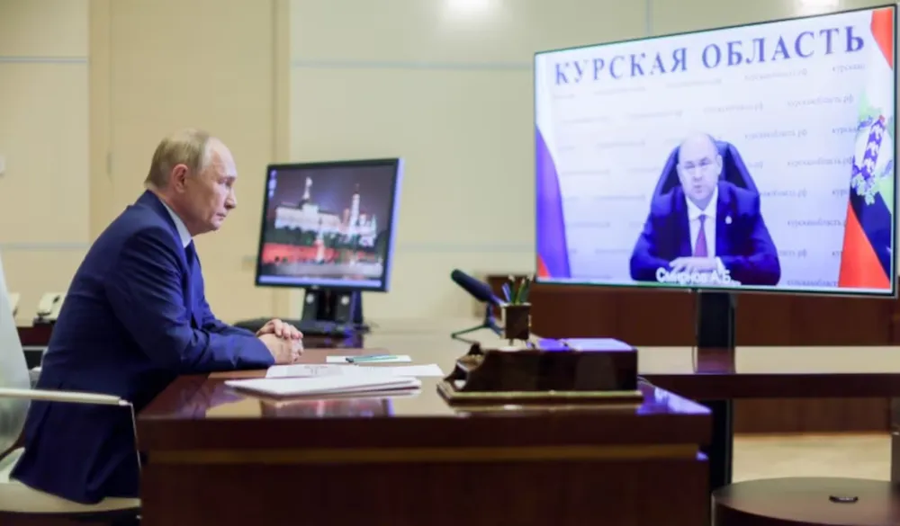 Tổng thống Nga Vladimir Putin họp trực tuyến với Tỉnh trưởng tỉnh Kursk Alexei Smirnov hôm 8-8 sau khi tỉnh Kursk bị tấn công. Ảnh: SPUTINIK Vụ Ukraine tấn công tỉnh Kursk: Giải mã sự im lặng và tính toán của Ukraine
