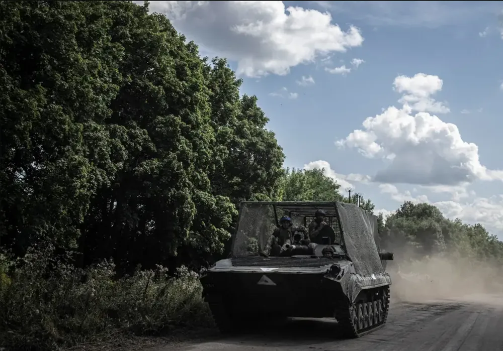 Lực lượng Ukraine trên xe chiến đấu bộ binh hôm 9-8 tại tỉnh Sumy (Ukraine). Ảnh: REUTERS Chiến sự Nga-Ukraine 11-8: Ukraine đột kích tỉnh Belgorod; Tỉnh Kursk vẫn 'đỏ lửa'