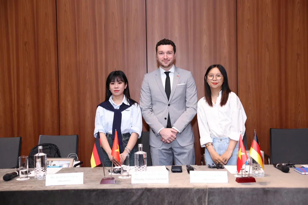 Bạn Vũ Hoài Thương, Phó Tổng Lãnh sự Đức Christopher Scholl và bạn Trần Thị Tuyết Như. Ảnh: TLSQ ĐỨC pho-lanh-su-duc-Christopher-Scholl-xin-visa-duc-de-dang-1.jpg