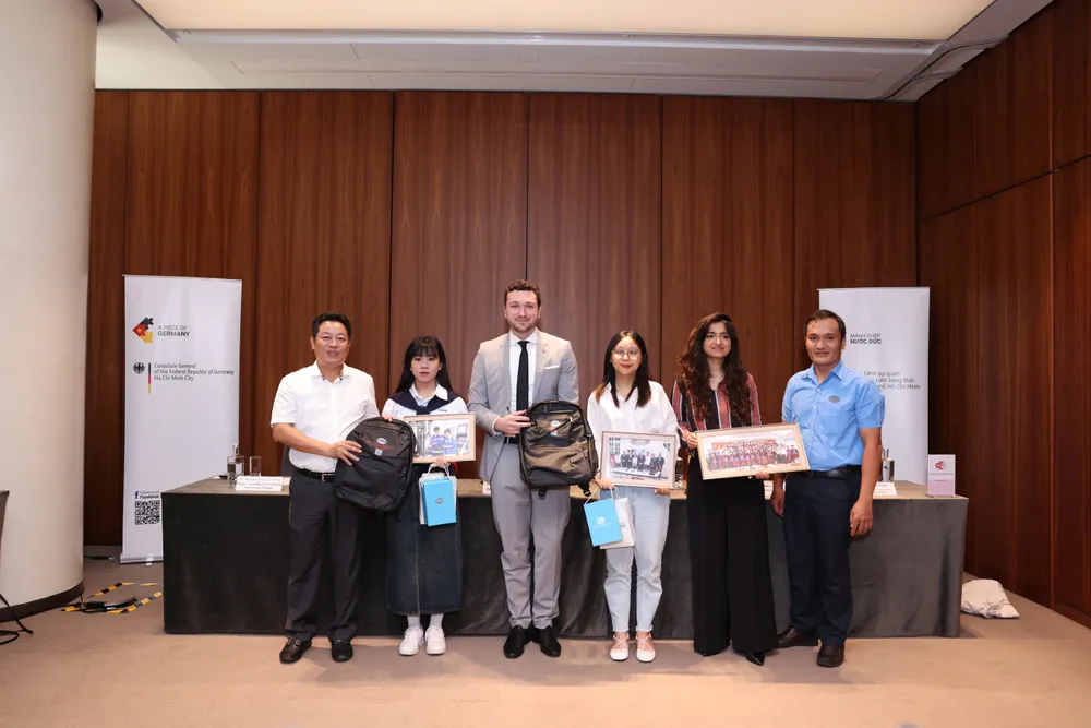 Đại diện Tổng Lãnh sự quán Đức và Trường Cao đẳng Công nghệ Quốc tế LILAMA 2 trao quà cho hai bạn Như, Thương. Ảnh: TLSQ ĐỨC pho-lanh-su-duc-Christopher-Scholl-xin-visa-duc-de-dang-3.jpg