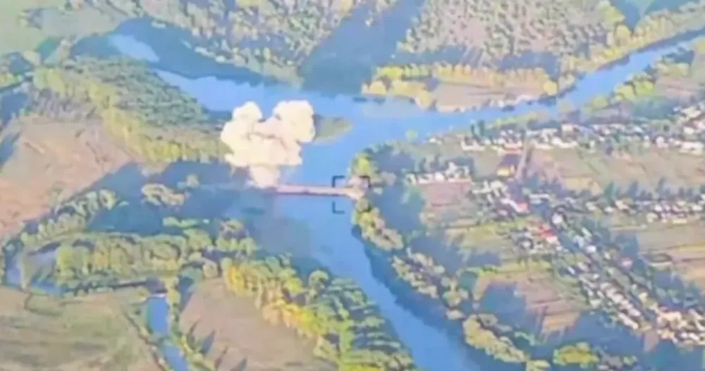 Ảnh chụp màn hình từ video mà Tư lệnh Không quân Ukraine - ông Mykola Oleshchuk cho là Ukraine đã phá hủy một cây cầu ở tỉnh Kursk hôm 18-8. Ảnh: KYIV INDEPENDENT chien-su-nga-ukraine-19-8-2024.png