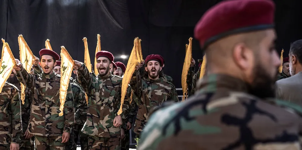 Những thành viên của lực lượng Hezbollah dự đám tang những đồng đội mình ở Beirut (Lebanon) vào tháng 7. Ảnh: THE WALL STREET JOURNAL truc-khang-chien-cua-iran-ran-nut.png