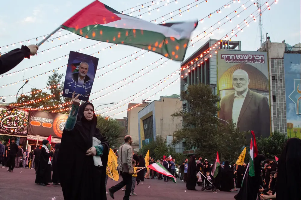 Hình ảnh lãnh đạo Hamas Ismail Haniyeh ở thủ đô Tehran (Iran) sau khi nhân vật này bị ám sát hồi tháng 7. Ảnh: THE NEW YORK TIMES “Trục kháng chiến” của Iran rạn nứt