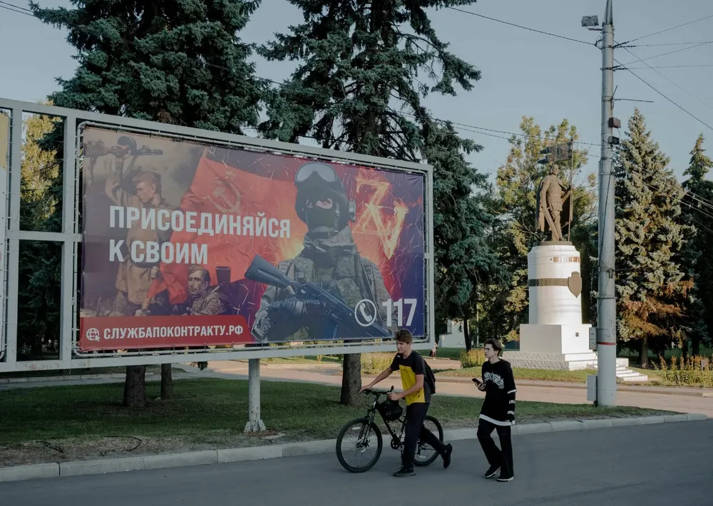 Sau khi Ukraine tấn công tỉnh Kursk, tấm áp phích tuyển quân của Nga đã được treo lên ở tỉnh này vào tuần trước. Ảnh: THE NEW YORK TIMES Ukraine tấn công tỉnh Kursk sẽ giúp Nga xoay chuyển thế trận?
