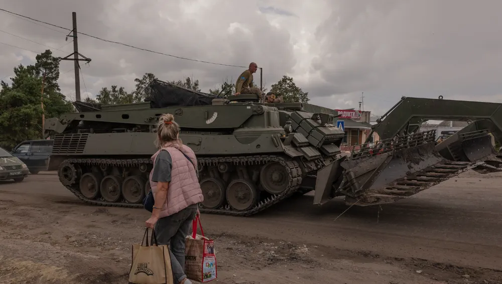 Lực lượng Ukraine ở tỉnh Sumy (Ukraine), giáp tỉnh Kursk (Nga). Ảnh: THE WALL STREET JOURNAL Ukraine-co-tao-vung-dem-tinh-kursk-cua-nga.png
