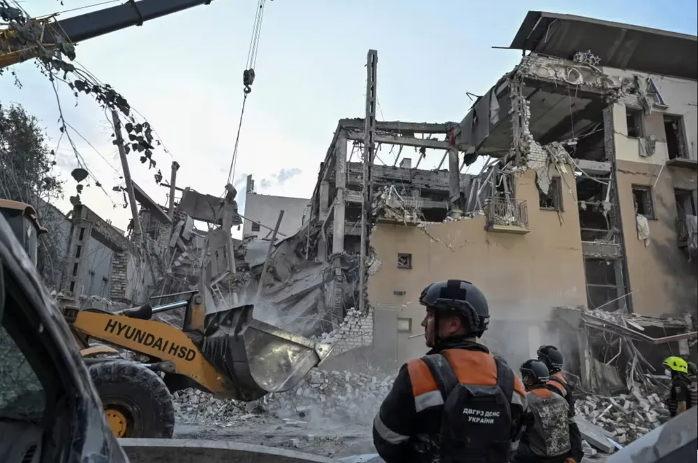 Hậu quả sau đòn không kích của Nga ở một khu vực tại tỉnh Kryviy Rih (Ukraine) hôm 27-8. Ảnh: REUTERS Ukraine căng mình đối phó những đòn không kích của Nga