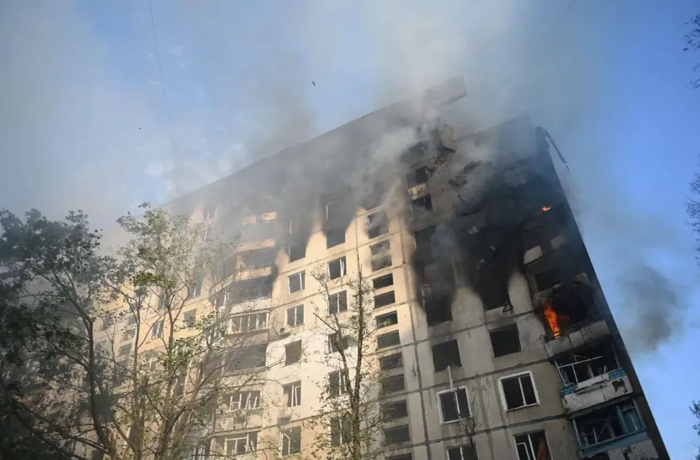 Tòa nhà chung cư 12 tầng ở TP Kharkiv bị Nga tấn công vào ngày 30-8. Ảnh: TELEGRAM chien-su-nga-ukraine-31-8-2024.png