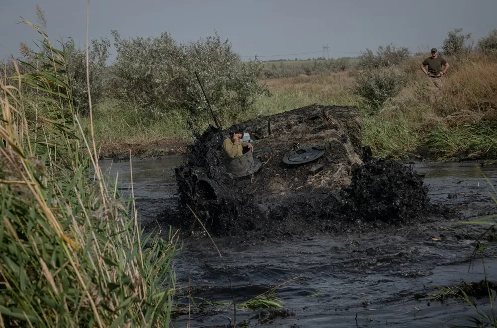 Lính Ukraine lội sông trong một cuộc tập trận ở TP Pokrovsk (tỉnh Donetsk) hồi đầu tháng 9. Ảnh: THE NEW YORK TIMES Chiến sự Nga-Ukraine 10-9: Ukraine tập kích UAV quy mô lớn vào tỉnh Bryansk