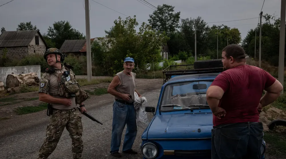 Lực lượng Ukraine sơ tán dân ở TP Pokrovsk hồi đầu tháng này. Ảnh: THE NEW YORK TIMES Chiến sự Nga-Ukraine 12-9: Rộ tin Nga phản công ở Kursk; Hai bên thương vong lớn ở Donetsk
