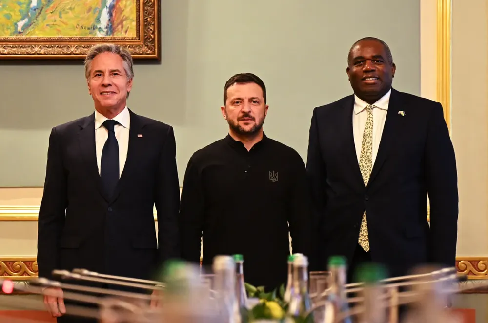 Ngoại trưởng Mỹ Antony Blinken, Tổng thống Ukraine Volodymyr Zelensky và Ngoại trưởng Anh David Lammy (từ trái sang) tại Kiev hôm 11-9. Ảnh: LEON NEAL/GETTY IMAGES chien-su-nga-ukraine-12-9-2024.png