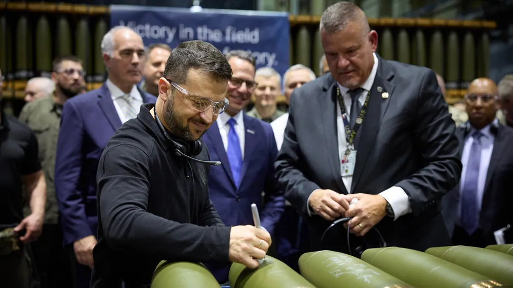 Tổng thống Ukraine Volodymyr Zelensky thăm nhà máy sản xuất đạn dược ở bang Pennsylvania (Mỹ) hôm 22-9. Ảnh: X Nga vẫn mù mờ về Kế hoạch chiến thắng của ông Zelensky